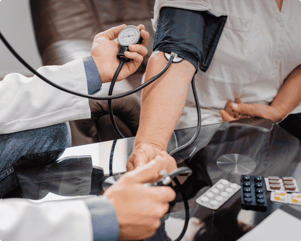 Врач мерит давление пациенту