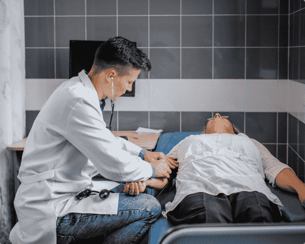 Врач делает укол пациентке